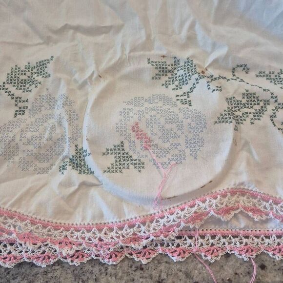 Pillowcases (2), White Cotton, Vintage Pink Variegated Crochet Cross Stitch Star - Picture 8 of 14